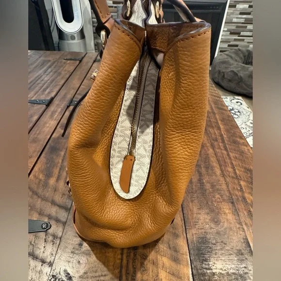 Michael Kors Carrie Shoulder Bag (EUC) - Picture 7 of 16